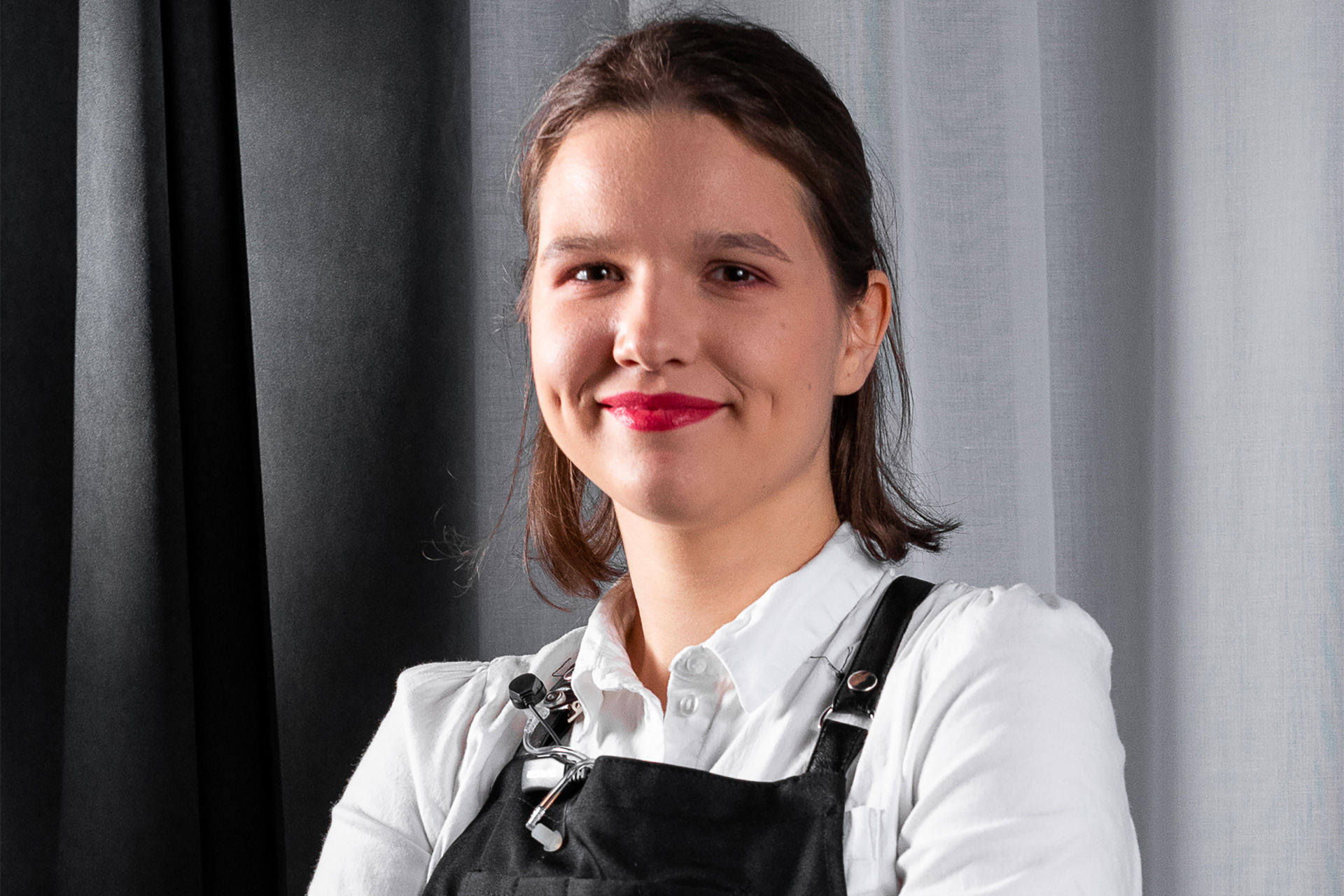 Yana Grygorchuk – Cameriera